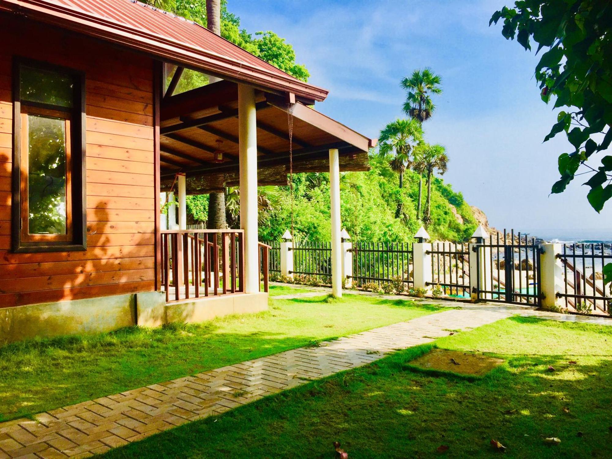 Janas Blue Water Corner Hotel Trincomalee Exterior photo